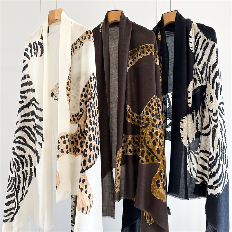 Lion Print Tassels Cashmere Lu - Winter Clothing Hong Kong recension och pris