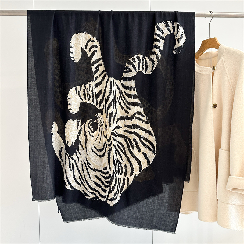Lion Print Tassels Cashmere Lu - Winter Clothing Hong Kong recension och pris
