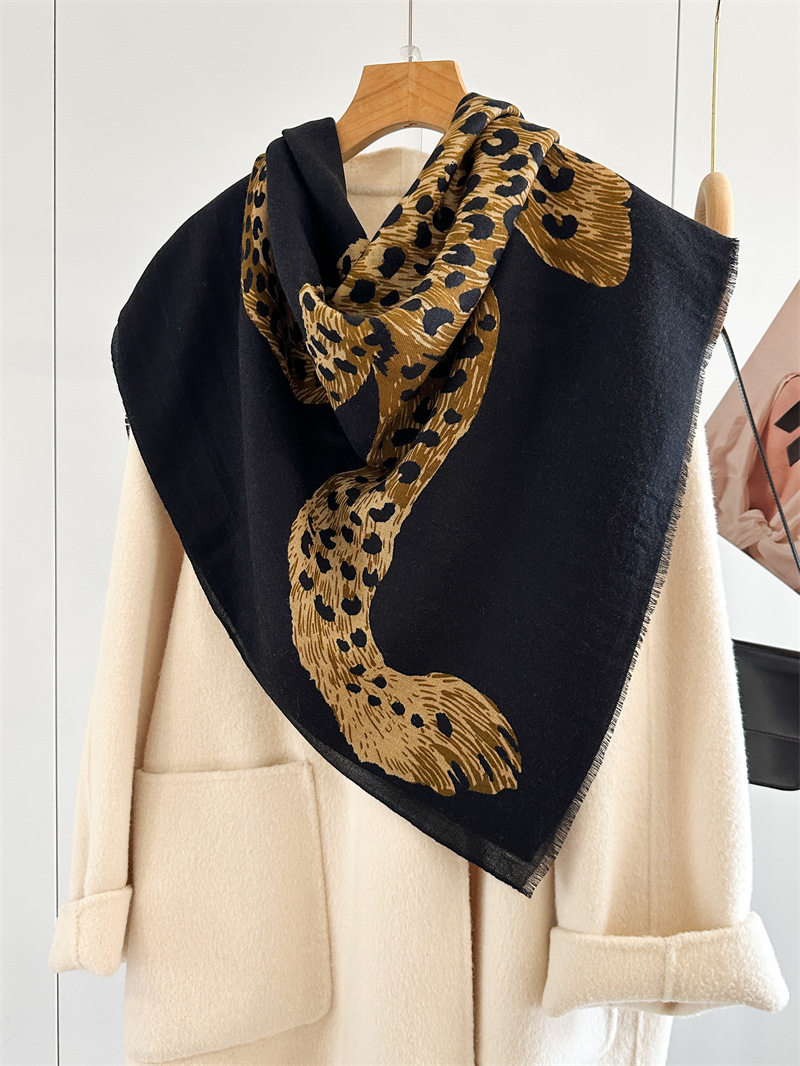 Lion Print Tassels Cashmere Lu - Winter Clothing Hong Kong recension och pris