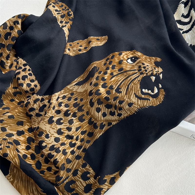 Lion Print Tassels Cashmere Lu - Winter Clothing Hong Kong recension och pris